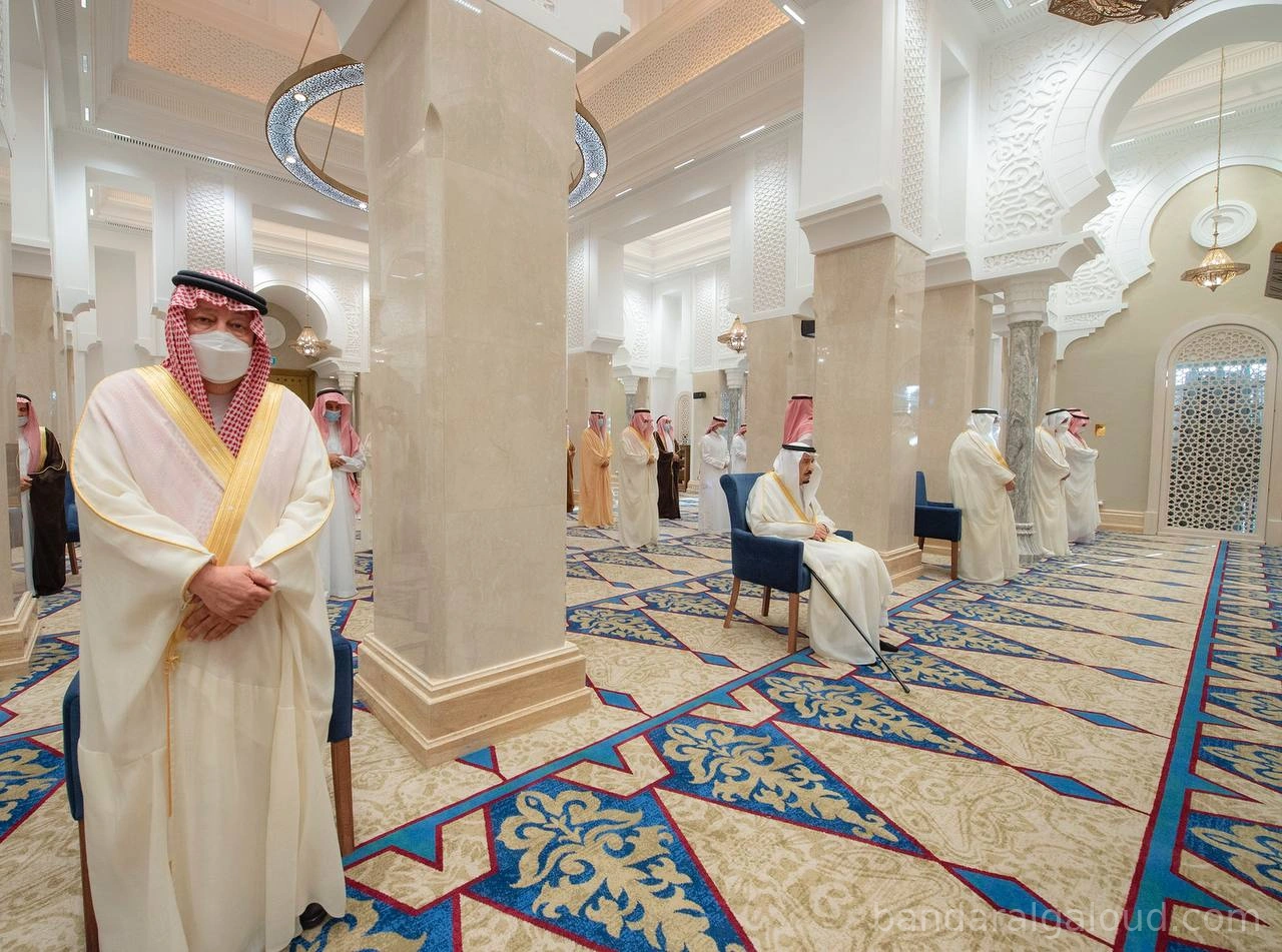 سيدي خادم الحرمين الشريفين يؤدي صلاة عيد الفطر المبارك - صورة 1