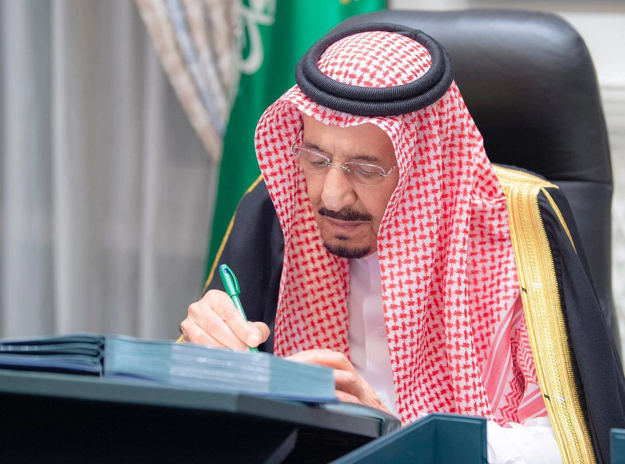 سيدي خادم الحرمين الشريفين يرأس جلسة مجلس الوزراء عبر الاتصال المرئي - صورة 1