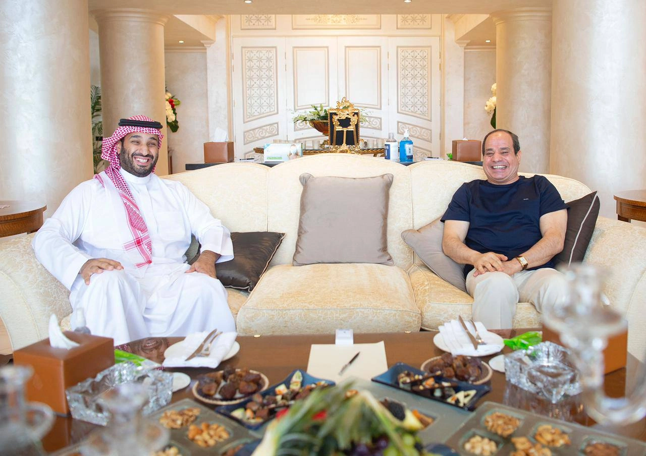 سمو سيدي ولي العهد يلتقي فخامة الرئيس المصري عبدالفتاح السيسي في شرم الشيخ - صورة 1