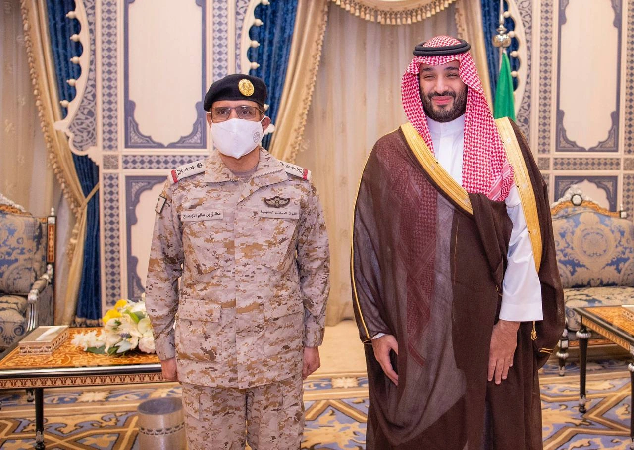 ولي العهد يُقلّد مطلق الأزيمع رتبة فريق أول ركن وقائداً للقوات المشتركة - صورة 1