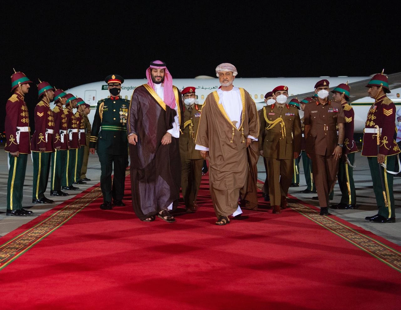 سمو سيدي ولي العهد يصل العاصمة العمانية مسقط وفي مقدمة مستقبليه جلالة السلطان هيثم بن طارق - صورة 1