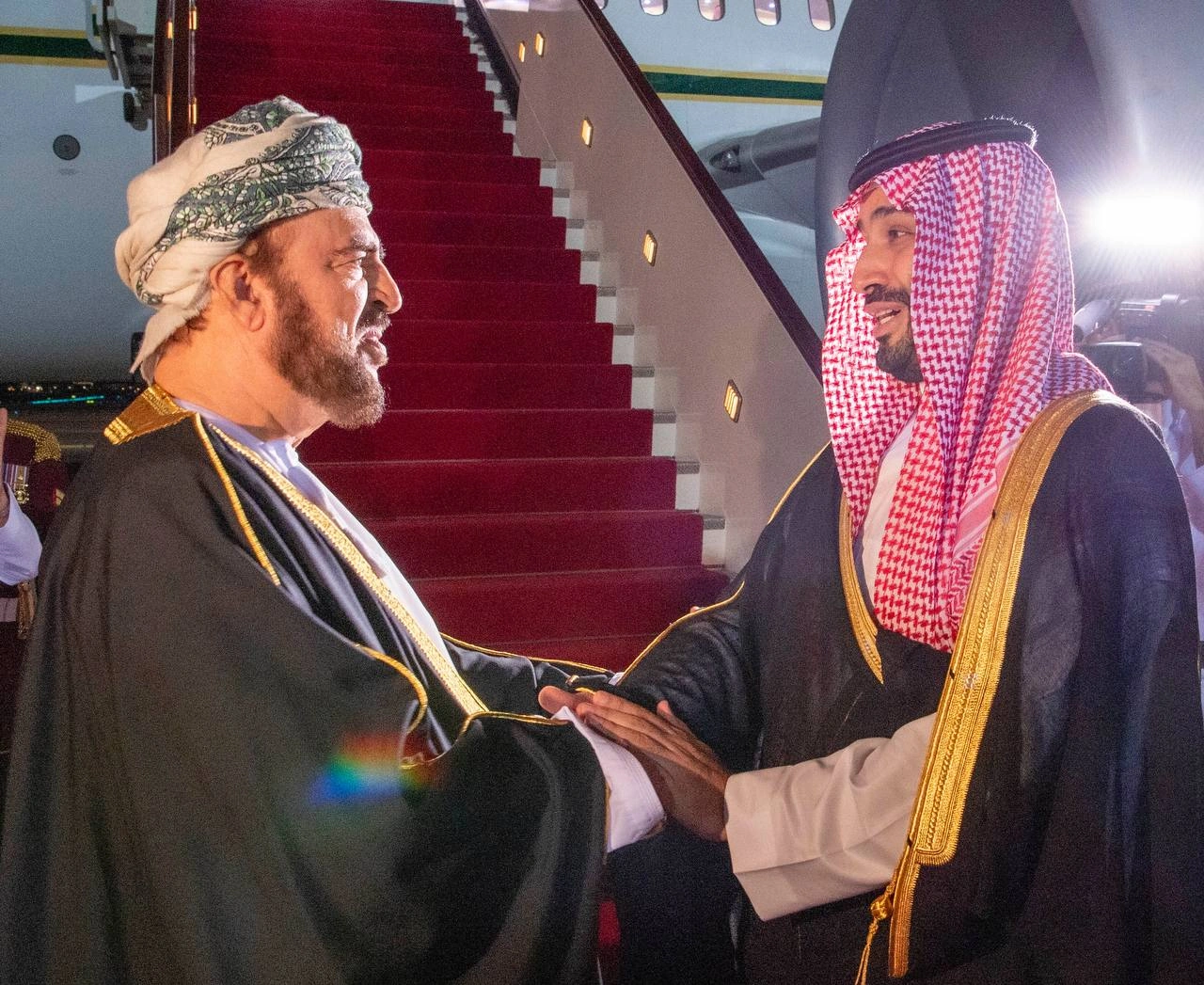 سمو سيدي ولي العهد يغادر العاصمة العمانية مسقط، وجلالة سلطان عمان في مقدمة مودعيه لدى مغادرته - صورة 1