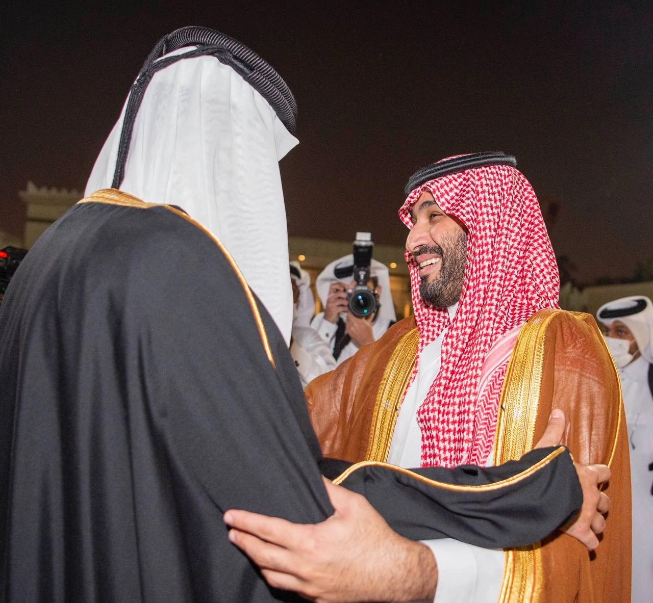 سمو سيدي ولي العهد يصل العاصمة القطرية الدوحة وفي مقدمة مستقبليه سمو أمير دولة قطر - صورة 1