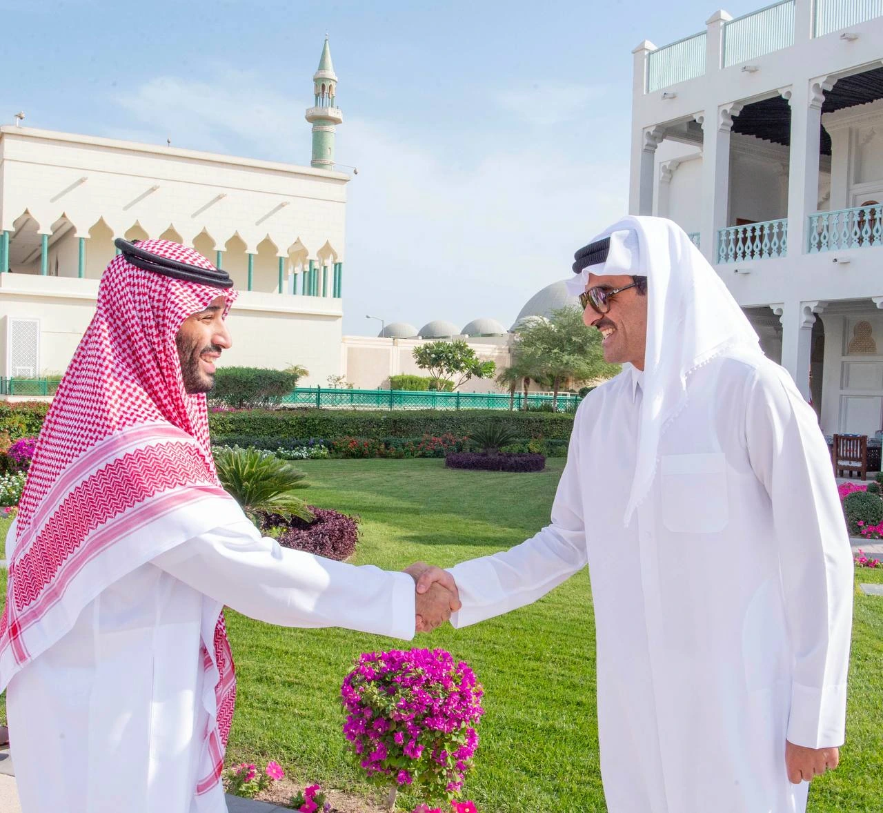 سمو سيدي ولي العهد وسمو أمير دولة قطر يزوران استاد لوسيل في الدوحة - صورة 1