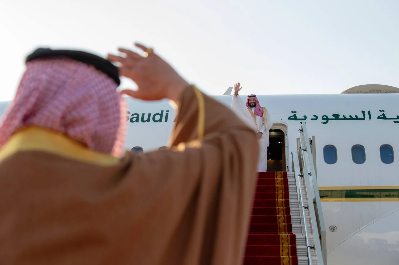 جلالة ملك البحرين في مقدمة مودعي سمو سيدي ولي العهد لدى مغادرته المنامة - صورة 1