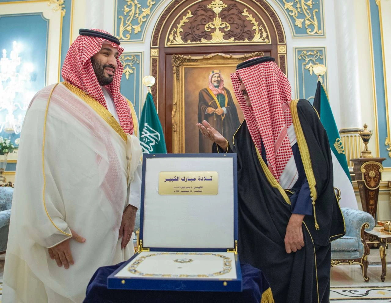 سمو أمير دولة الكويت يقدم قلادة مبارك الكبير لسمو سيدي ولي العهد - صورة 1