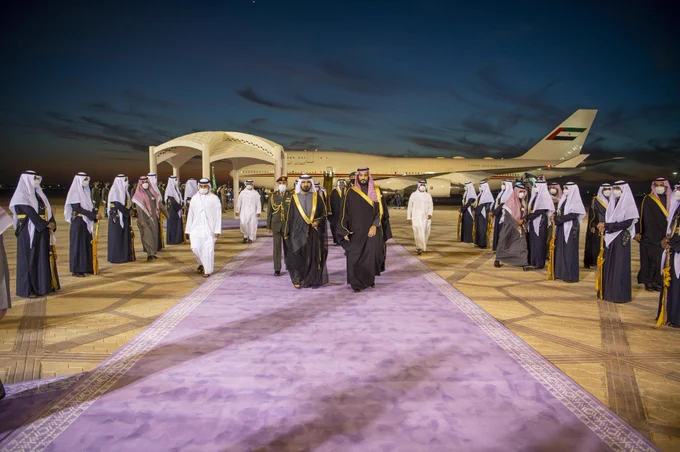 سمو سيدي ولي العهد في مقدمة مستقبلي أخيه سمو نائب رئيس دولة الإمارات العربية المتحدة رئيس مجلس الوزراء حاكم دبي لدى وصوله العاصمة الرياض - صورة 1