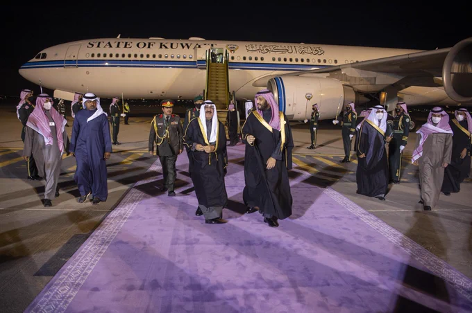 سمو سيدي ولي العهد في مقدمة مستقبلي أخيه سمو ولي العهد بدولة الكويت لدى وصوله الرياض - صورة 1