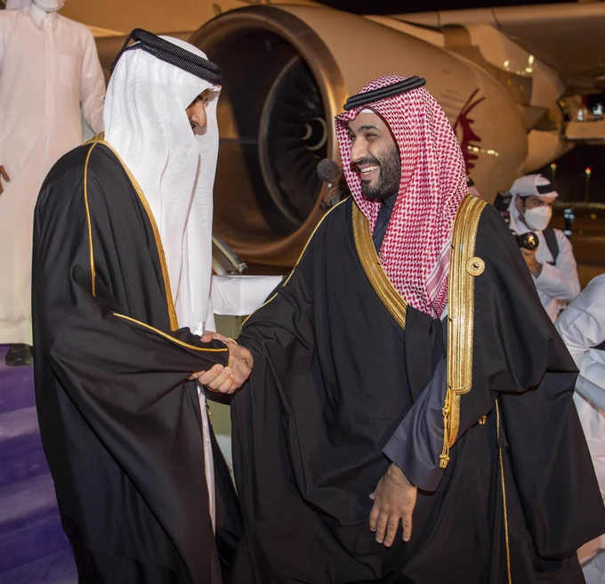 سمو سيدي ولي العهد في مقدمة مستقبلي أخيه سمو أمير دولة قطر لدى وصوله العاصمة الرياض - صورة 1
