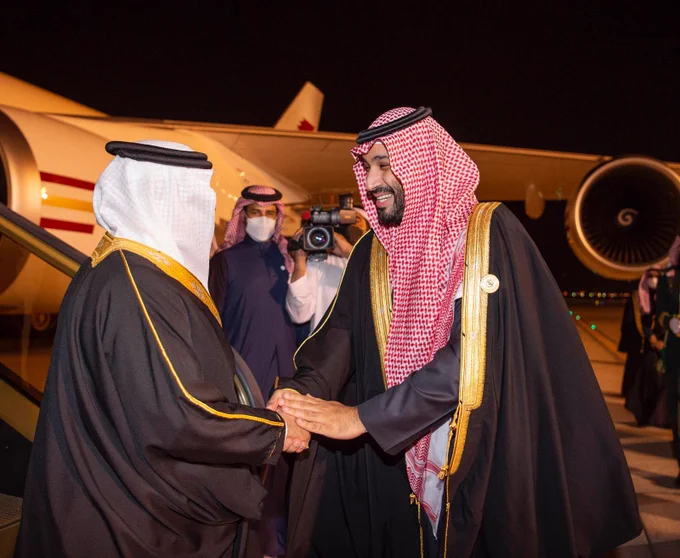 سمو سيدي ولي العهد في مقدمة مستقبلي أخيه جلالة ملك مملكة البحرين لدى وصوله العاصمة الرياض - صورة 1