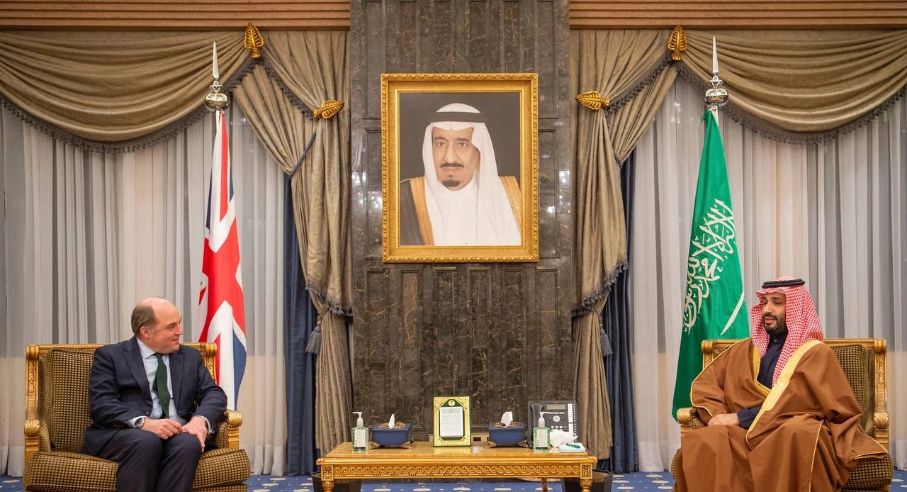 سمو سيدي ولي العهد ووزير الدفاع البريطاني يبحثان مجالات التعاون الدفاعي - صورة 1