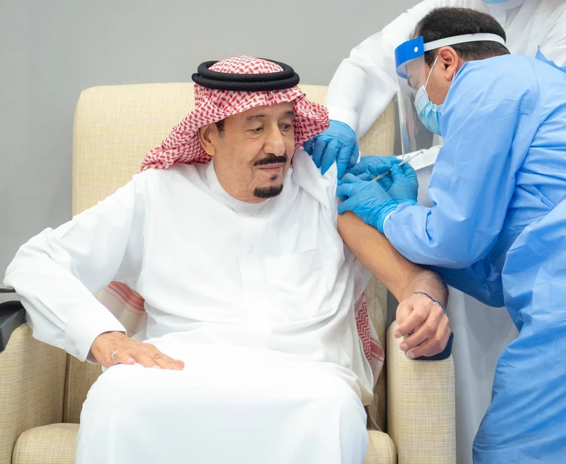 سيدي خادم الحرمين الشريفين يتلقى الجرعة الأولى من لقاح كورونا - صورة 2
