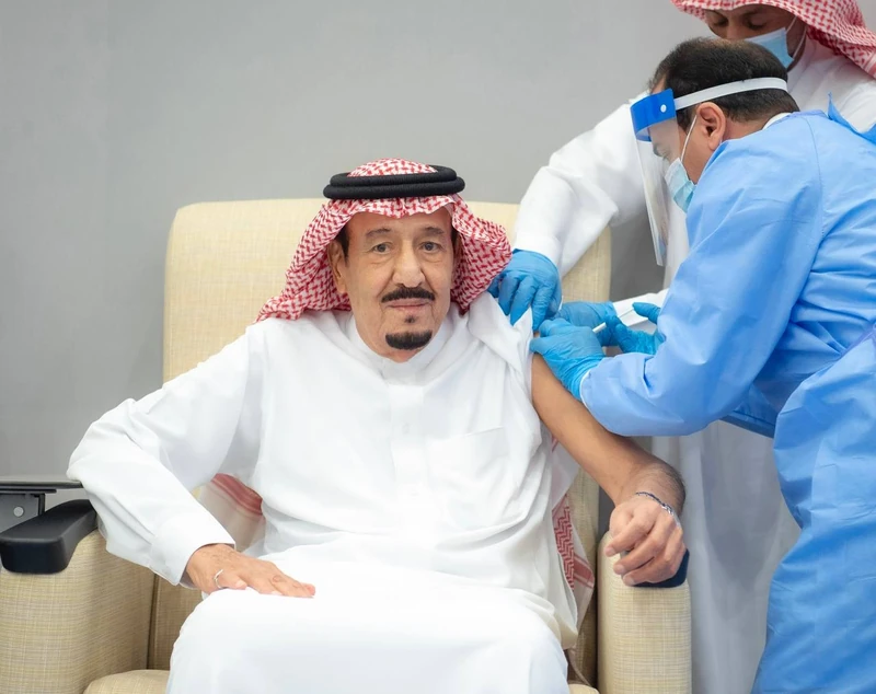سيدي خادم الحرمين الشريفين يتلقى الجرعة الأولى من لقاح كورونا - صورة 3