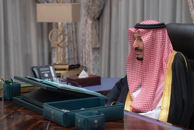 سيدي خادم الحرمين الشريفين يرأس جلسة مجلس الوزراء عبر الاتصال المرئي - صورة 3