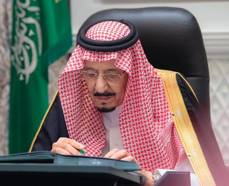 سيدي خادم الحرمين الشريفين يرأس جلسة مجلس الوزراء عبر الاتصال المرئي - صورة 4