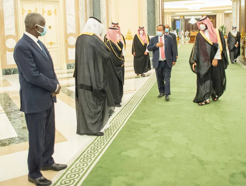 سمو سيدي ولي العهد يجتمع مع دولة رئيس الوزراء السوداني - صورة 3