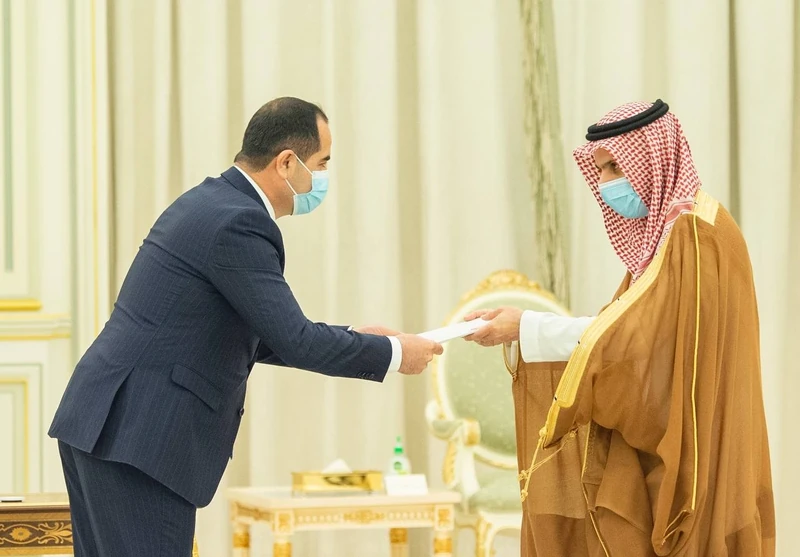 سفراء دول شقيقة وصديقة يقدمون أوراق اعتمادهم أمام سيدي خادم الحرمين الشريفين - صورة 7