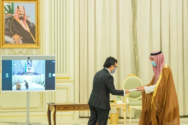 سفراء دول شقيقة وصديقة يقدمون أوراق اعتمادهم أمام سيدي خادم الحرمين الشريفين - صورة 12
