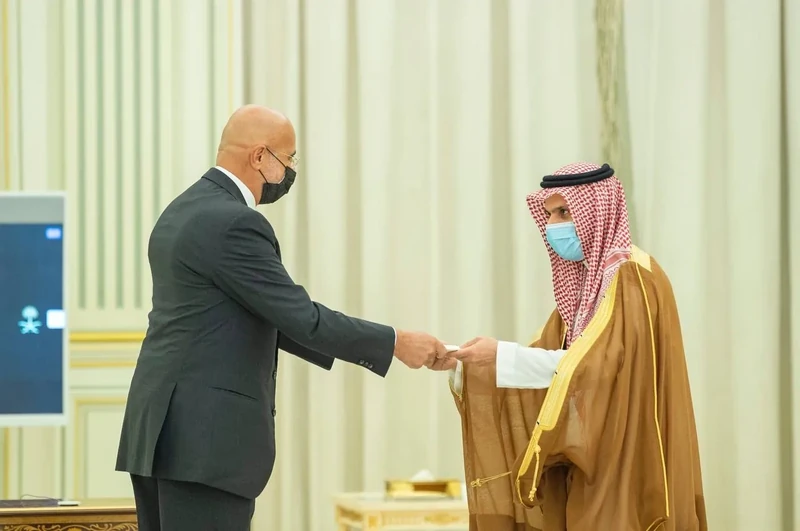 سفراء دول شقيقة وصديقة يقدمون أوراق اعتمادهم أمام سيدي خادم الحرمين الشريفين - صورة 20