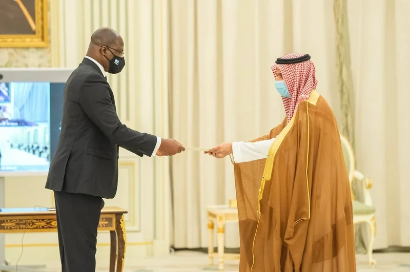 سفراء دول شقيقة وصديقة يقدمون أوراق اعتمادهم أمام سيدي خادم الحرمين الشريفين - صورة 22