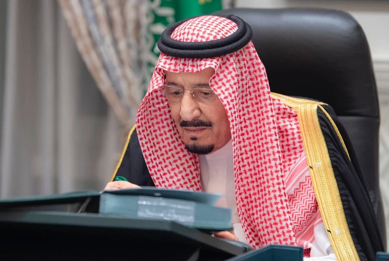 سيدي خادم الحرمين الشريفين يرأس جلسة مجلس الوزراء عبر الاتصال المرئي - صورة 3