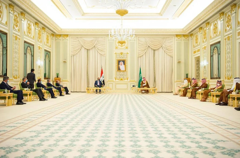 سمو سيدي ولي العهد يستقبل رئيس وزراء العراق في الديوان الملكي - صورة 4