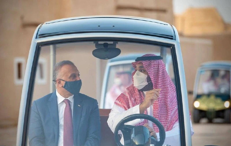 سمو سيدي ولي العهد يصطحب دولة رئيس وزراء العراق في جولة بحي الطريف التاريخي - صورة 2