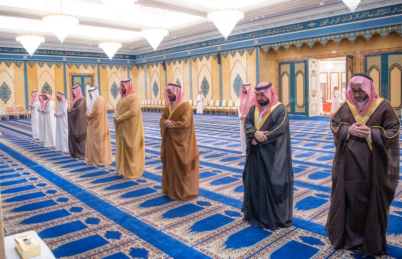 سمو سيدي ولي العهد يؤدي صلاة الميت في المسجد الحرام على والدة الأمير محمد بن عبدالرحمن - صورة 2