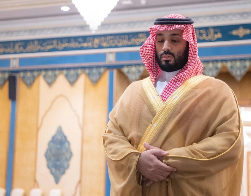 سمو سيدي ولي العهد يؤدي صلاة الميت في المسجد الحرام على والدة الأمير محمد بن عبدالرحمن - صورة 3