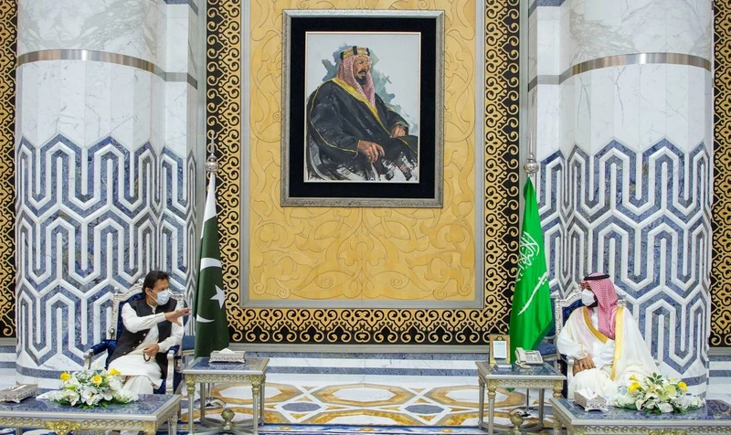 سمو سيدي ولي العهد يستقبل دولة رئيس وزراء باكستان في المملكة - صورة 4