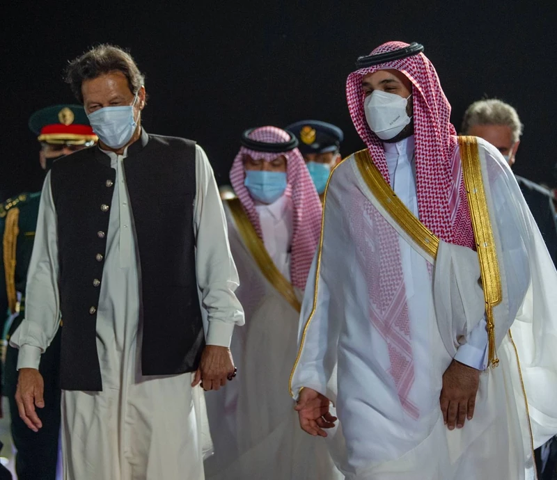 سمو سيدي ولي العهد يستقبل دولة رئيس وزراء باكستان في المملكة - صورة 5