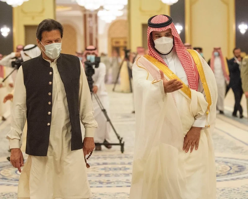 سمو سيدي ولي العهد يستقبل دولة رئيس وزراء باكستان في المملكة - صورة 9