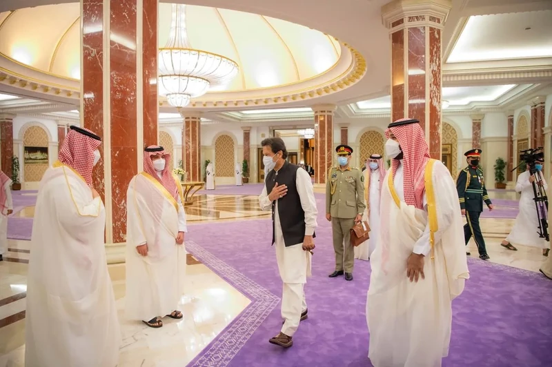 سمو سيدي ولي العهد يستقبل دولة رئيس وزراء باكستان في المملكة - صورة 20