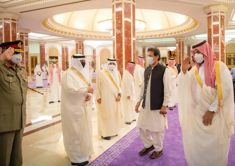 سمو سيدي ولي العهد يستقبل دولة رئيس وزراء باكستان في المملكة - صورة 21