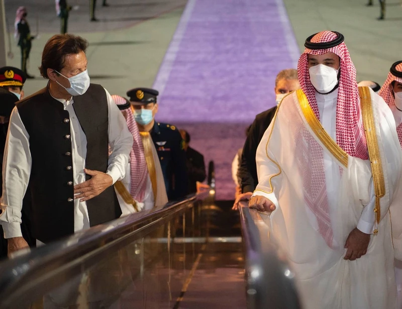 سمو سيدي ولي العهد يستقبل دولة رئيس وزراء باكستان في المملكة - صورة 3