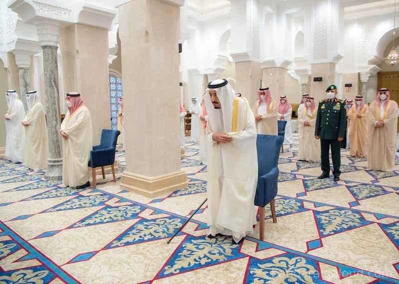 سيدي خادم الحرمين الشريفين يؤدي صلاة عيد الفطر المبارك - صورة 2