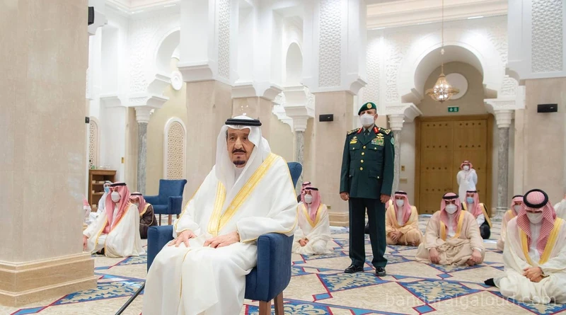 سيدي خادم الحرمين الشريفين يؤدي صلاة عيد الفطر المبارك - صورة 3