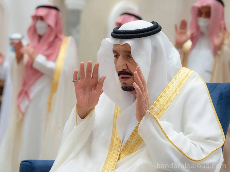 سيدي خادم الحرمين الشريفين يؤدي صلاة عيد الفطر المبارك - صورة 5