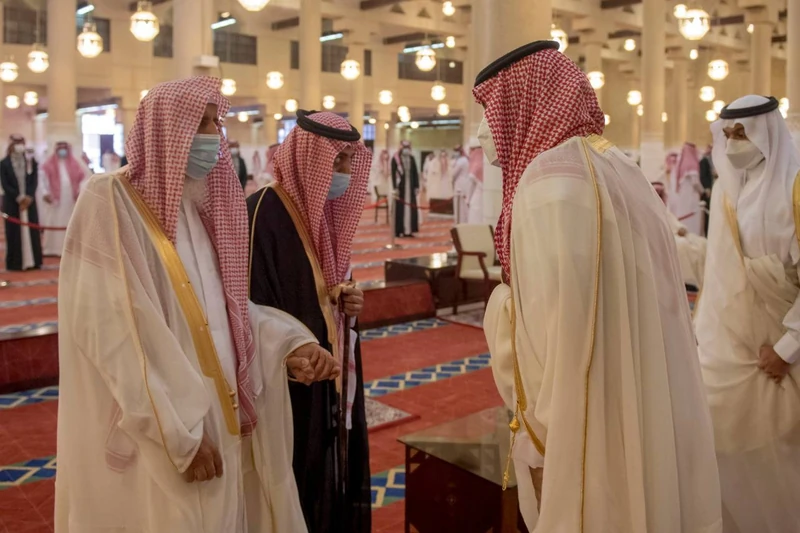 سمو سيدي ولي العهد يؤدي صلاة عيد الفطر المبارك في الرياض - صورة 2