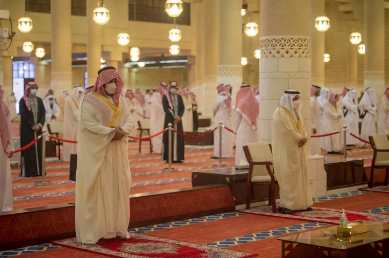 سمو سيدي ولي العهد يؤدي صلاة عيد الفطر المبارك في الرياض - صورة 5