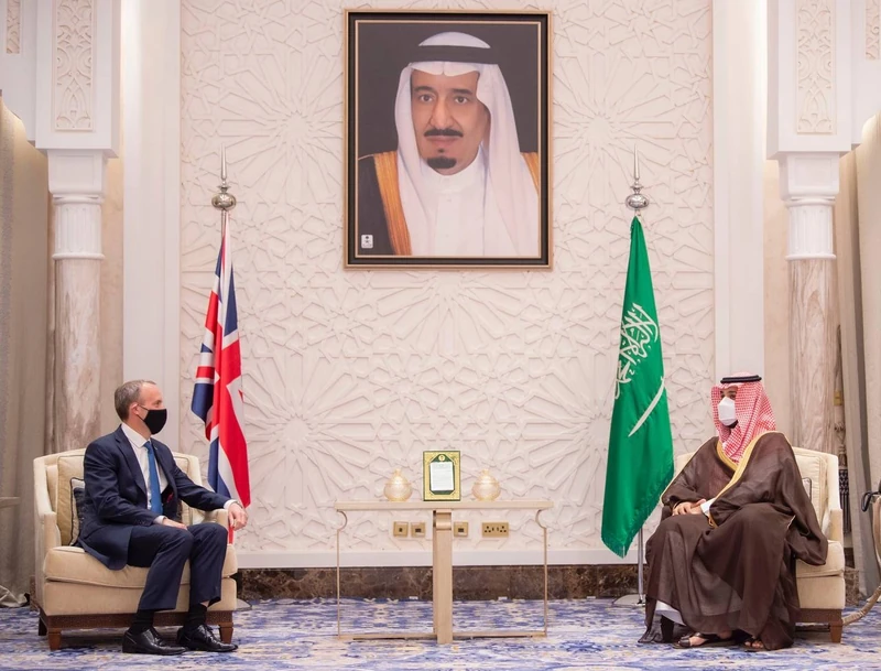 سمو سيدي ولي العهد يستعرض مع وزير خارجية بريطانيا العلاقات الثنائية - صورة 2