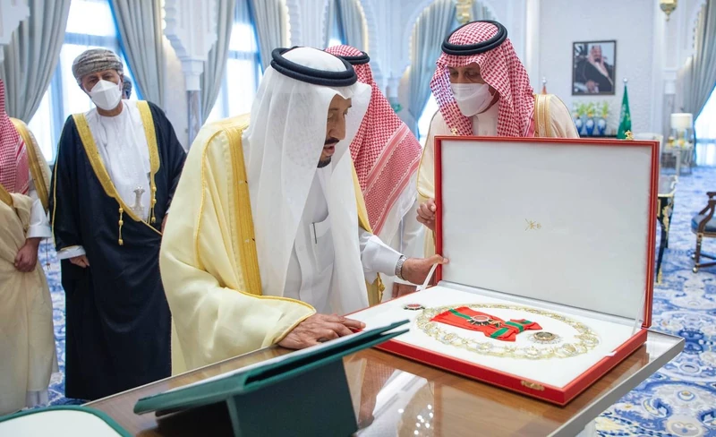 سيدي خادم الحرمين الشريفين وسلطان عمان يتبادلان الأوسمة والقلادات الرفيعة - صورة 2