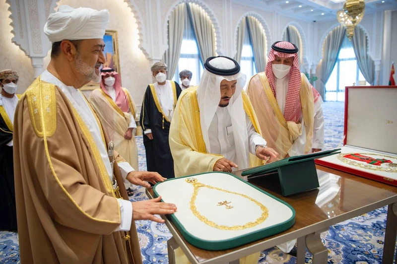 سيدي خادم الحرمين الشريفين وسلطان عمان يتبادلان الأوسمة والقلادات الرفيعة - صورة 3