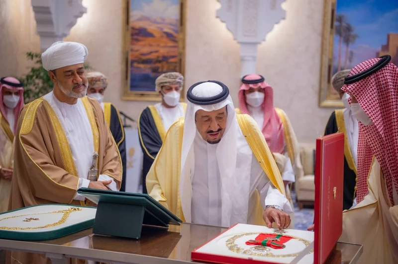 سيدي خادم الحرمين الشريفين وسلطان عمان يتبادلان الأوسمة والقلادات الرفيعة - صورة 4