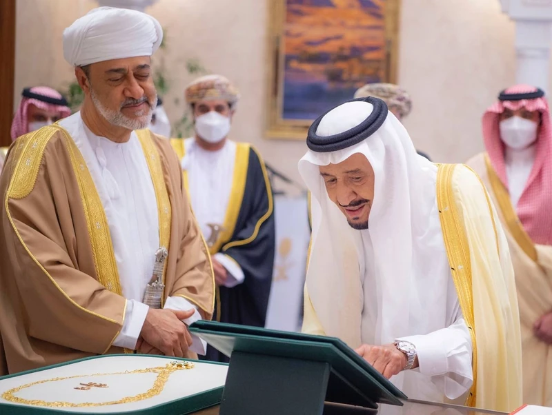 سيدي خادم الحرمين الشريفين وسلطان عمان يتبادلان الأوسمة والقلادات الرفيعة - صورة 5