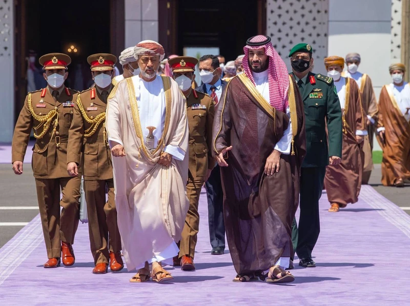 سمو سيدي ولي العهد في وداع سلطان عُمان لدى مغادرته مطار نيوم - صورة 2