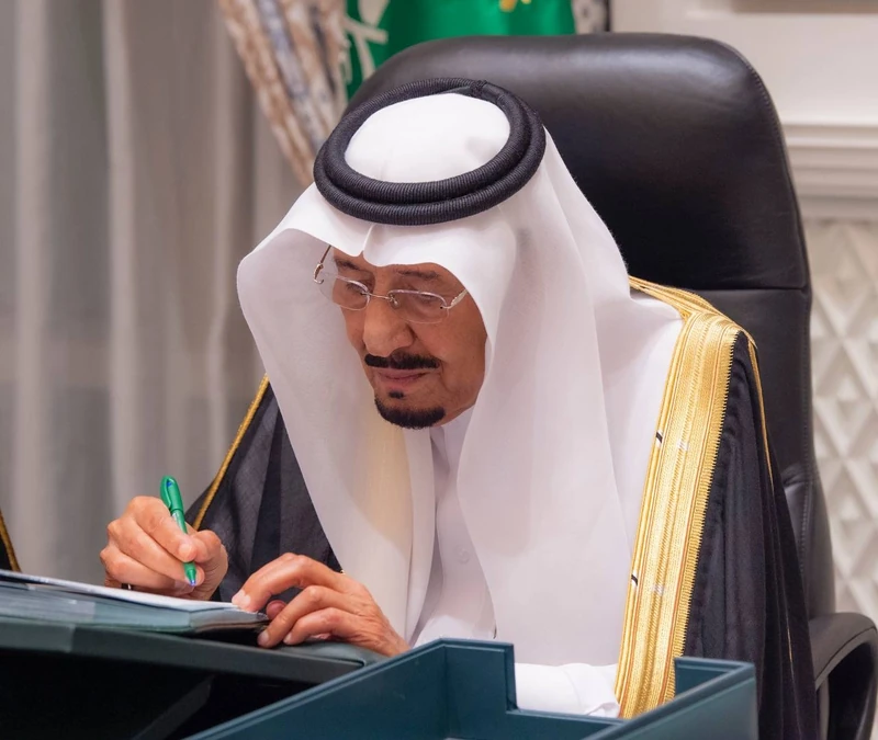 سيدي خادم الحرمين الشريفين يرأس جلسة مجلس الوزراء عبر الاتصال المرئي - صورة 3