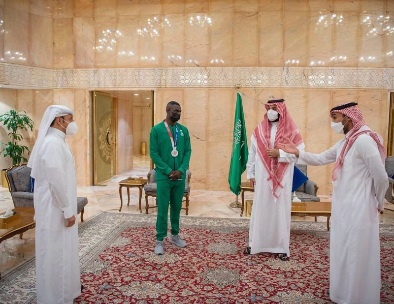 سمو سيدي ولي العهد يلتقي اللاعب طارق حامدي لتهنئته بفضية طوكيو 2020 - صورة 2