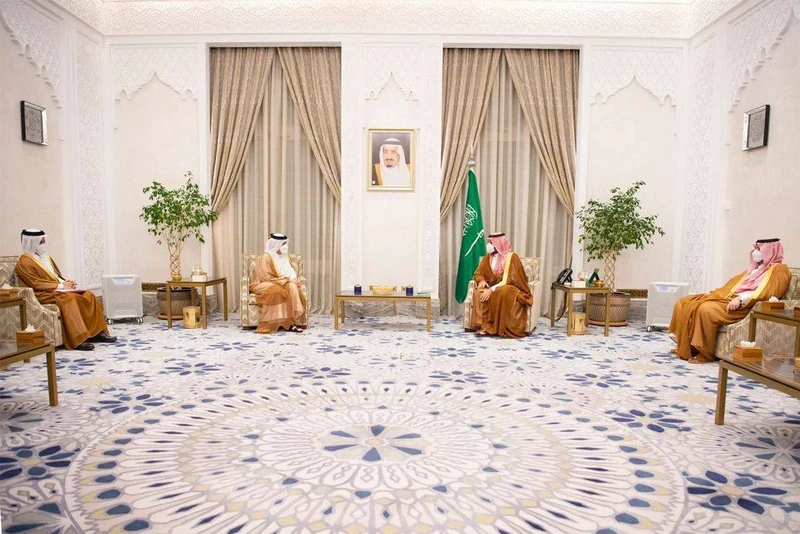سمو سيدي ولي العهد يستقبل وزير الخارجية القطري ويتسلم رسالة من أمير قطر - صورة 3