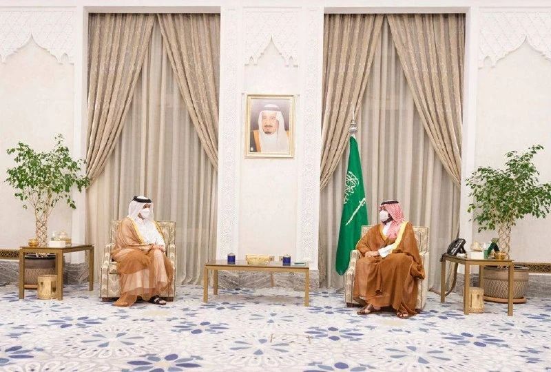سمو سيدي ولي العهد يستقبل وزير الخارجية القطري ويتسلم رسالة من أمير قطر - صورة 4